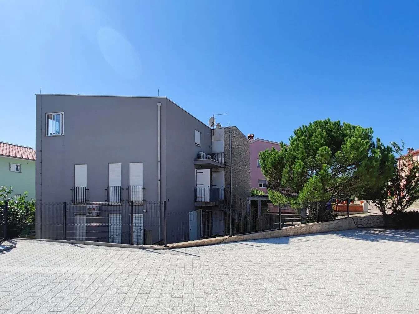 Casa y alrededores; vista