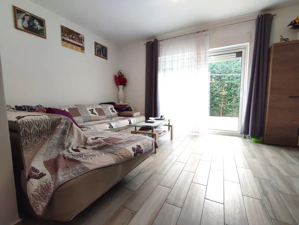 Дневна соба; природно светло, плочице