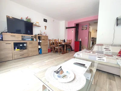 Дневна соба; природно светло, дрвени под