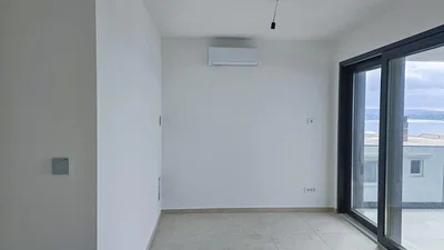 Obývací pokoj; výhled, dlažba, přirozené světlo