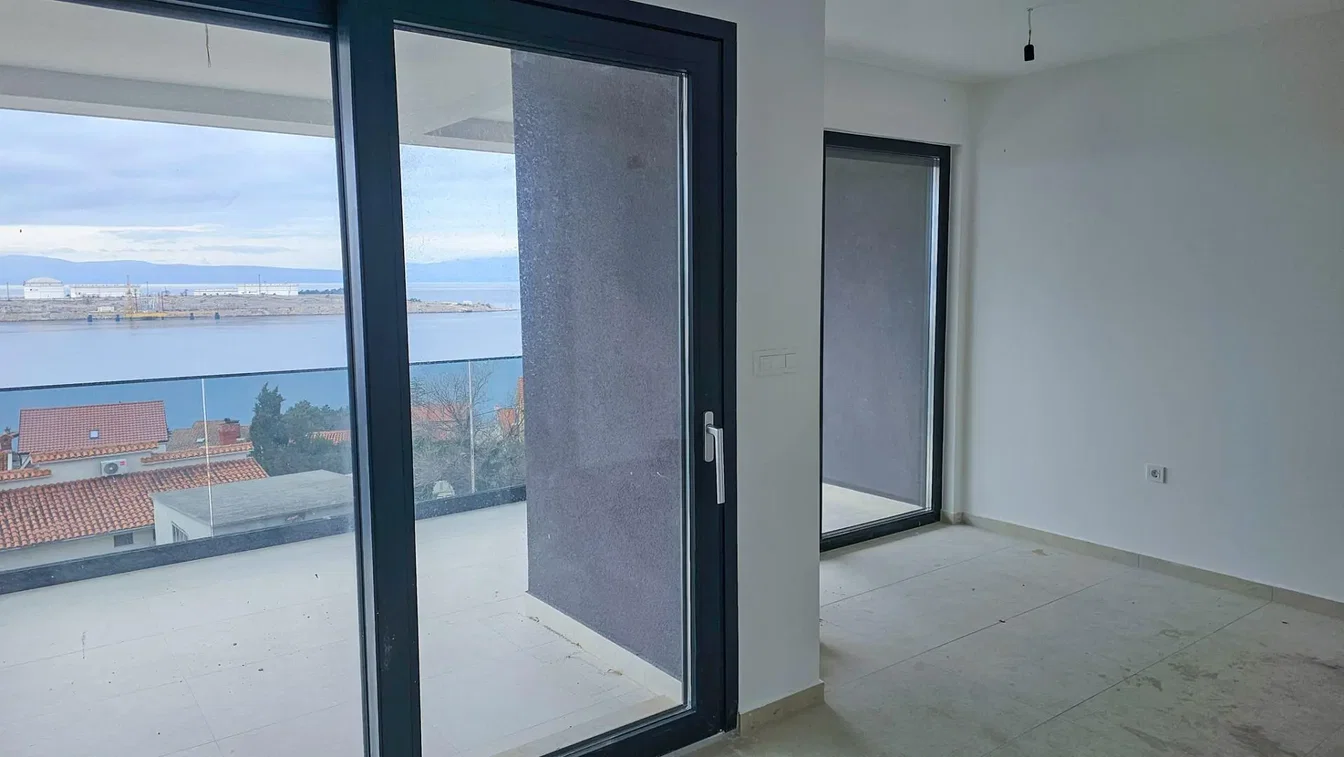 Obývací pokoj; výhled, dlažba, přirozené světlo