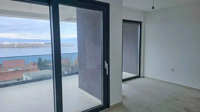 Obývací pokoj; výhled, dlažba, přirozené světlo