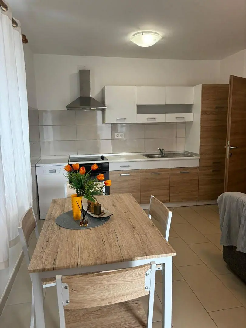 Küche; küchengeräte, fliesenboden, tageslicht