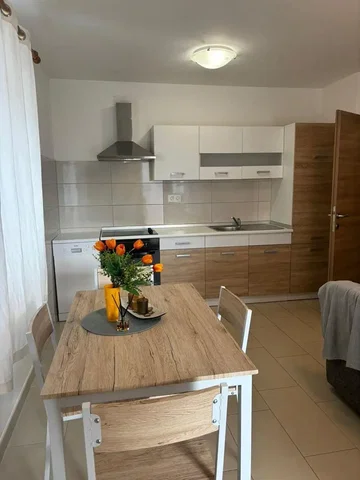 Küche; küchengeräte, fliesenboden, tageslicht