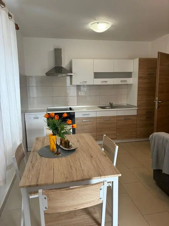 Küche; küchengeräte, fliesenboden, tageslicht