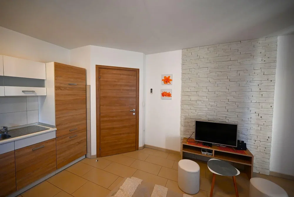 Wohnzimmer; küchengeräte, fliesenboden, tageslicht, moderner stil