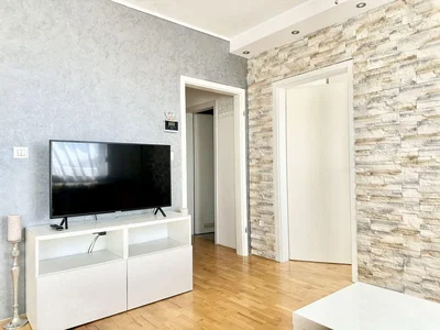 Obývací pokoj; dřevěná podlaha, přirozené světlo, moderní styl