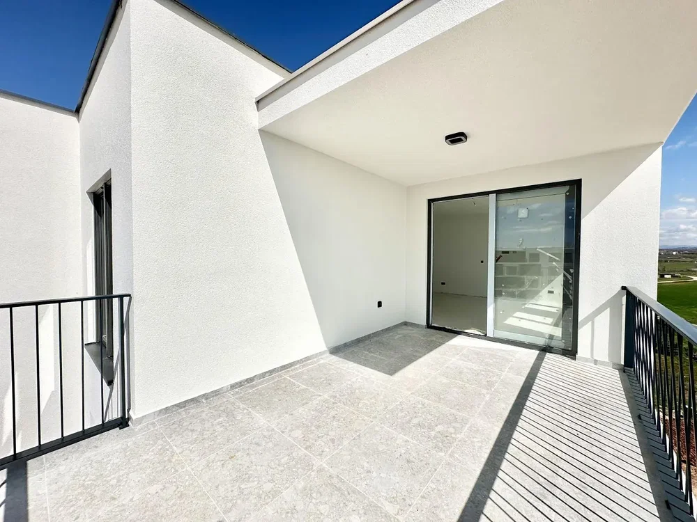 Balkon; dlažba, výhled, přirozené světlo