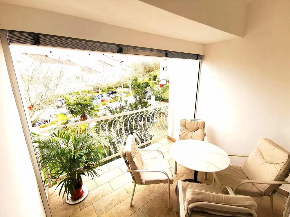 Balkon; výhled, dlažba