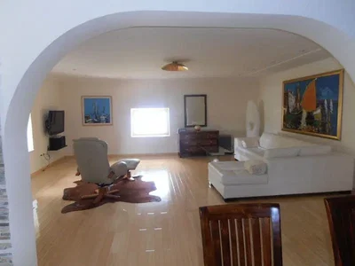 Дневна соба; природно светло, дрвени под