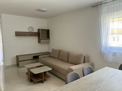 Wohnzimmer; fliesenboden, tageslicht