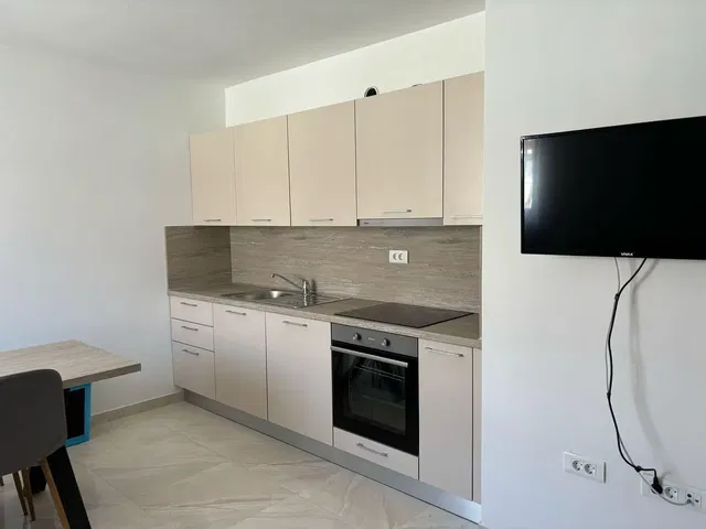 Küche; küchengeräte, tageslicht, moderner stil, fliesenboden