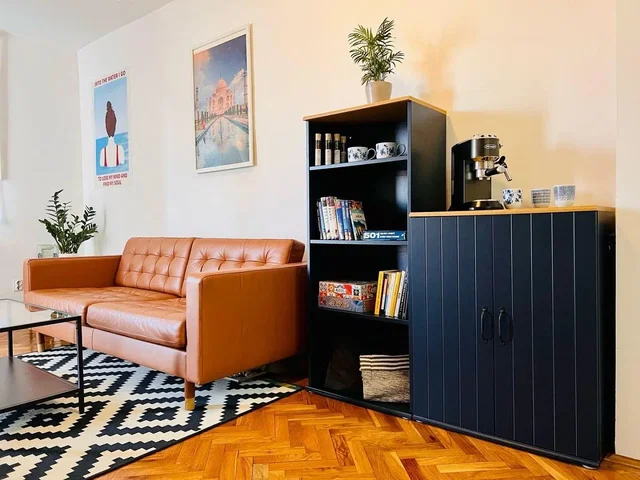 Salón; estilo moderno, suelo de madera, luz natural