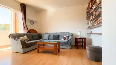 Obývací pokoj; přirozené světlo, dřevěná podlaha, moderní styl