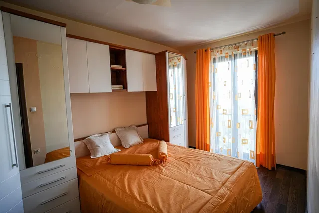 Dormitorio; suelo de madera, luz natural