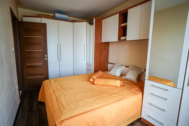Dormitorio; suelo de madera, luz natural
