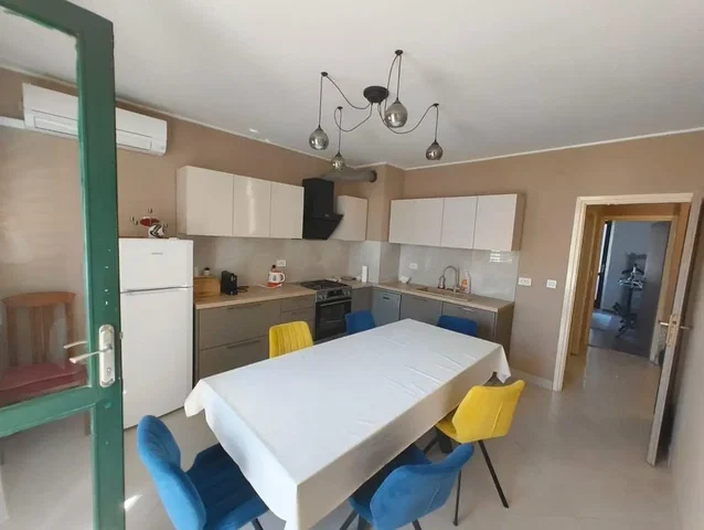 Cocina; electrodomésticos, luz natural, estilo moderno, suelo de baldosas