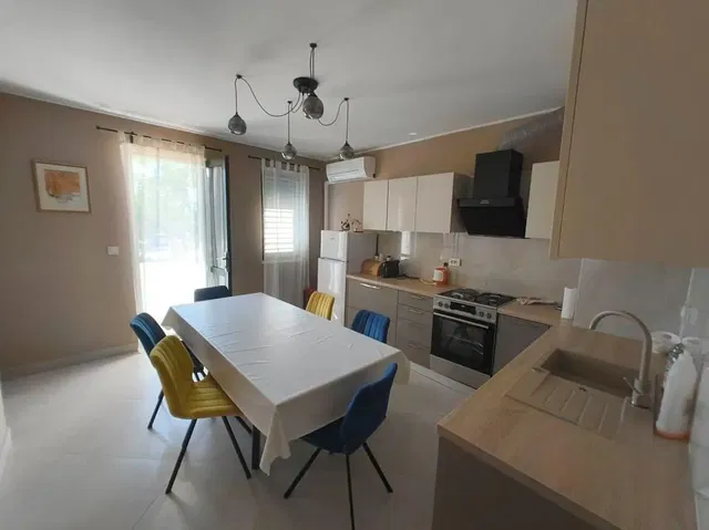 Cocina; suelo de baldosas, luz natural, electrodomésticos