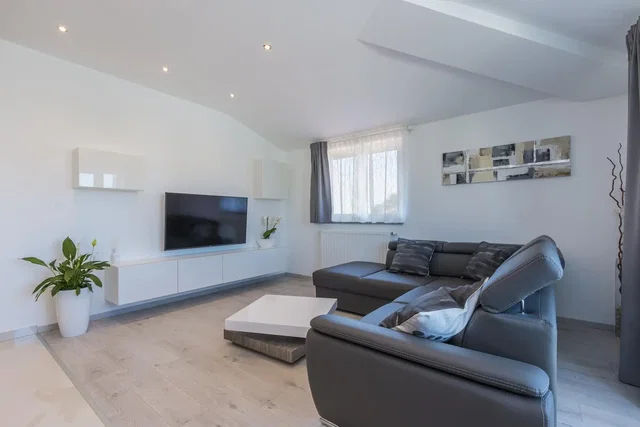 Wohnzimmer; tageslicht, moderner stil, holzboden