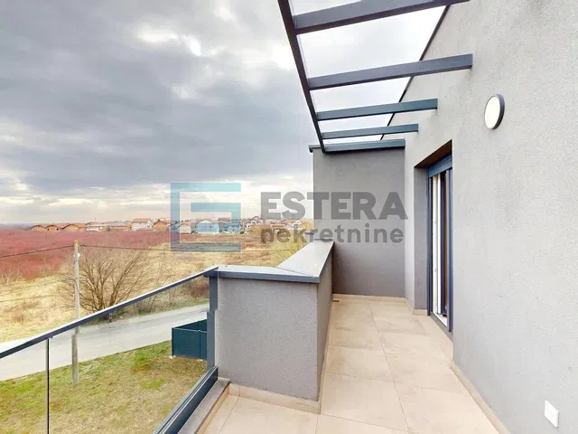 Balkón; výhľad, dlažba