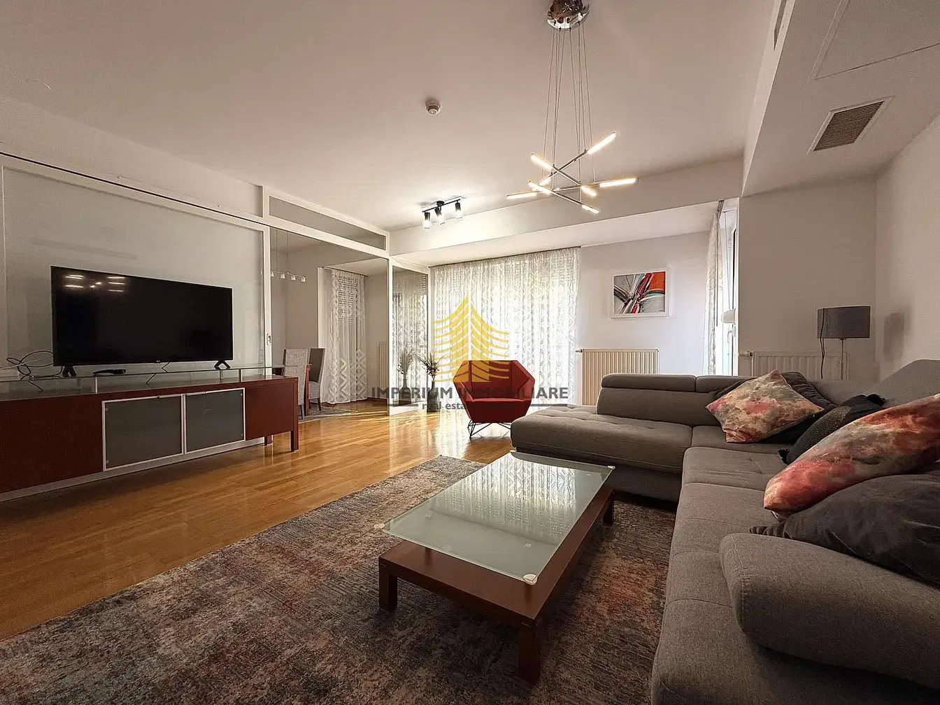 Wohnzimmer; holzboden, tageslicht, moderner stil