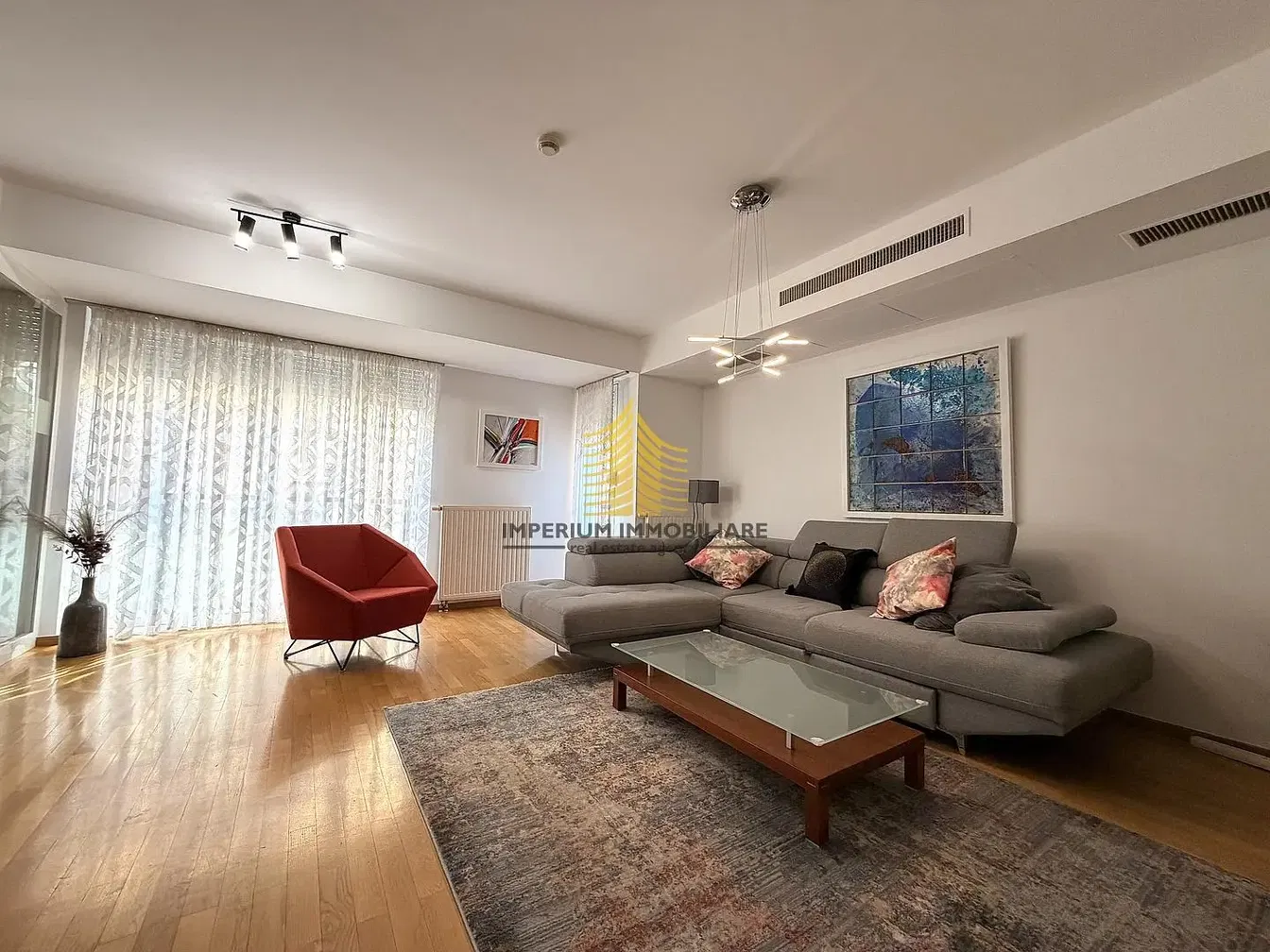 Wohnzimmer; tageslicht, holzboden, moderner stil