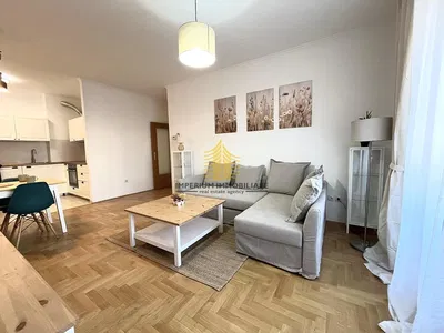 Wohnzimmer; holzboden, tageslicht, moderner stil