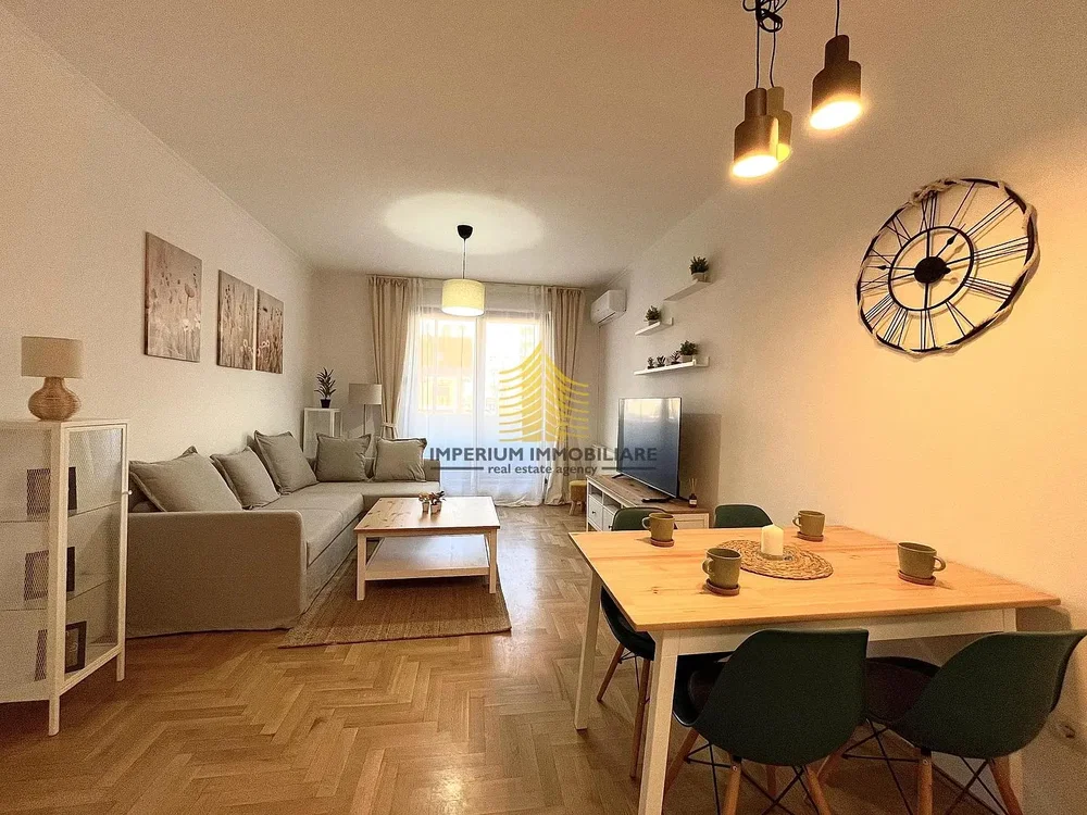 Wohnzimmer; tageslicht, moderner stil, holzboden