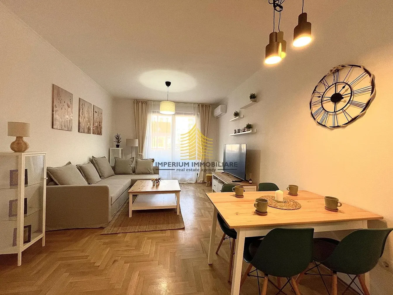 Wohnzimmer; tageslicht, moderner stil, holzboden