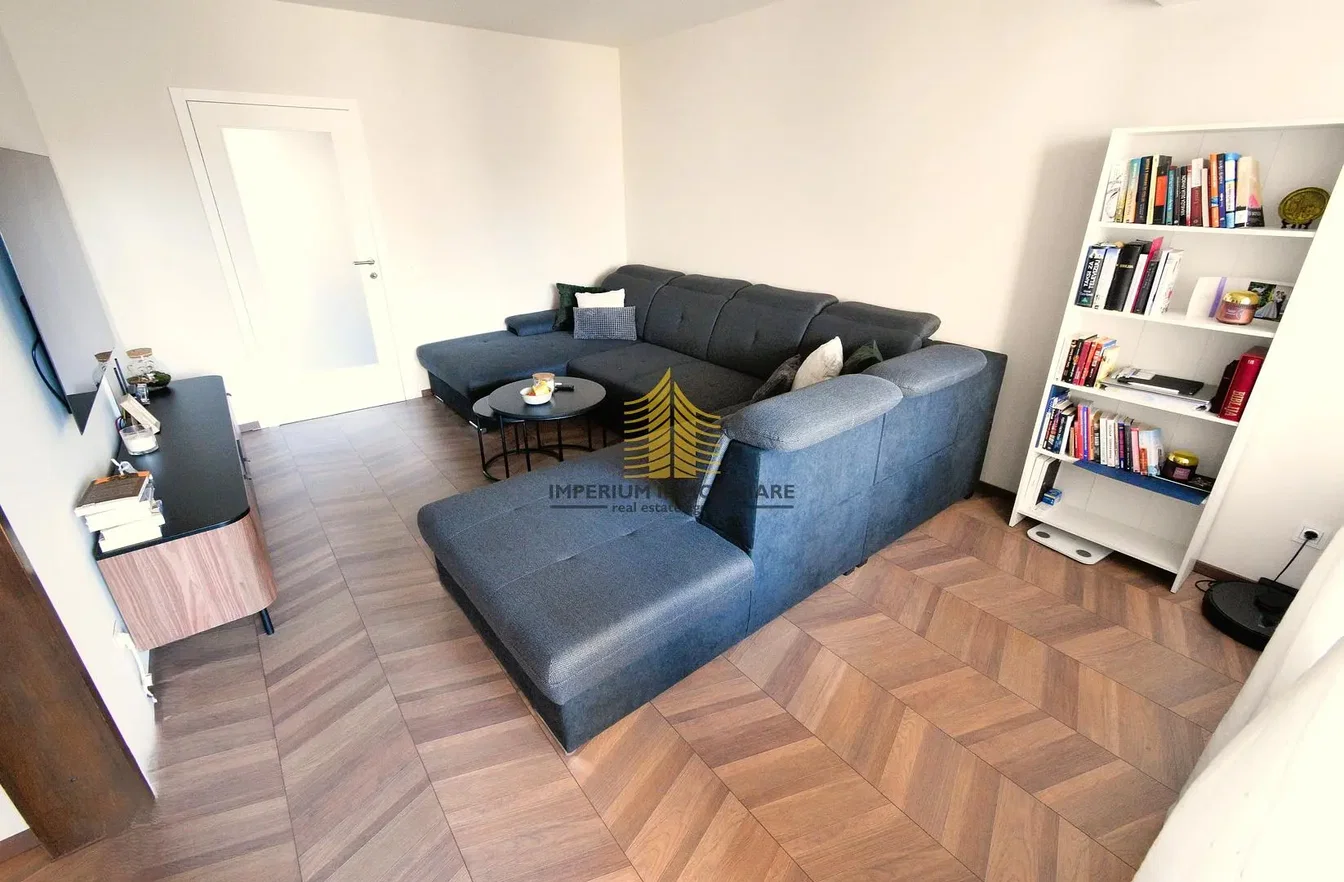 Obývací pokoj; dlažba, přirozené světlo, moderní styl