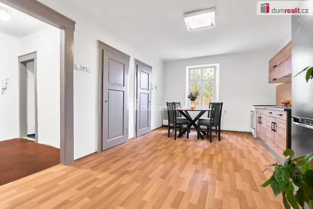 Кухня; дървен под, естествена светлина