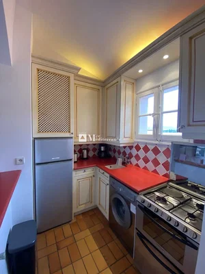 Cozinha; eletrodomésticos, chão de azulejo, luz natural