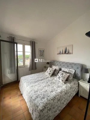 Quarto; chão de azulejo, luz natural, estilo moderno, vista