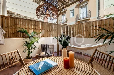 Teras; doğal ışık, rustik stil