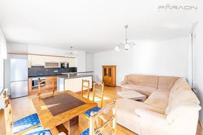 Wohnzimmer; holzboden, tageslicht, moderner stil