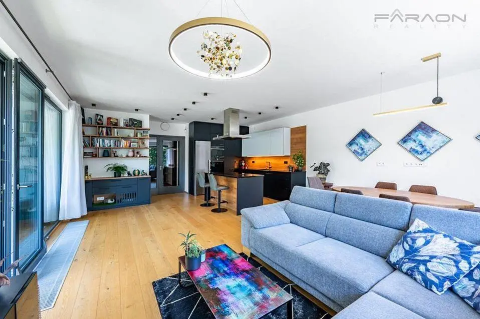 Wohnzimmer; tageslicht, moderner stil, holzboden