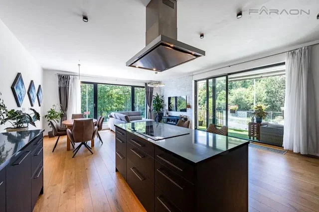 Cocina; vista, electrodomésticos, luz natural, estilo moderno, suelo de madera