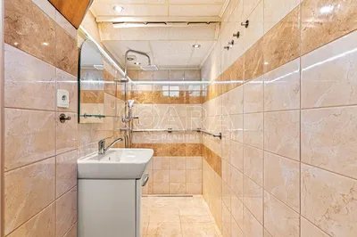Salle de bain; carrelage, rénové, lumière naturelle