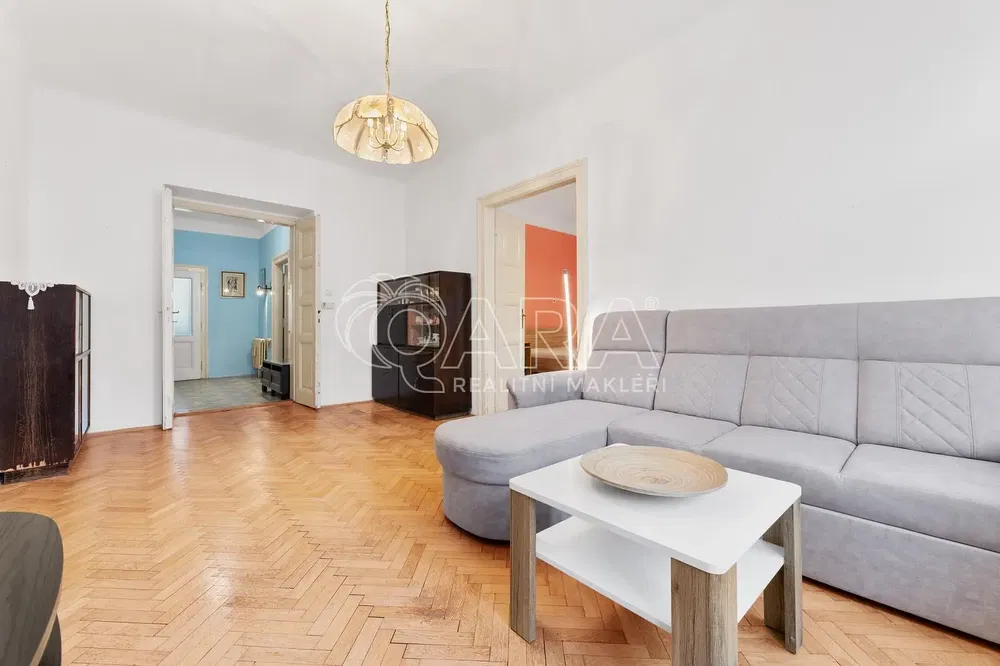 Oturma odası; ahşap zemin, doğal ışık