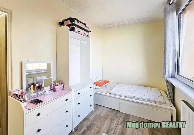 Ložnice; moderní styl, dřevěná podlaha, přirozené světlo