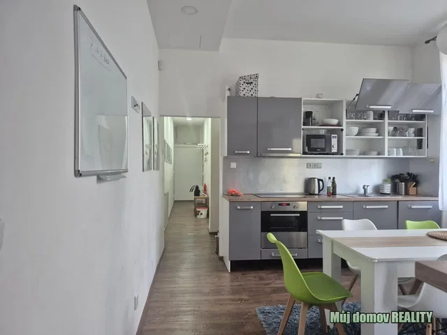 Keuken; keukenapparatuur, natuurlijk licht