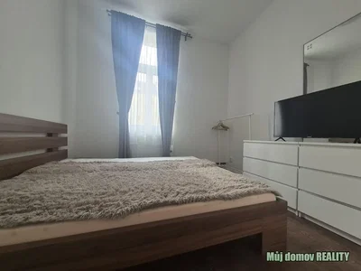 Spavaća soba; prirodno svjetlo, moderni stil