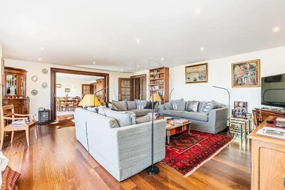 Дневна соба; дрвени под, природно светло, модерни стил