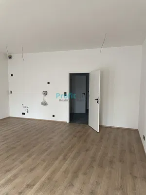 Sonstiges; holzboden, renovierungsbedürftig