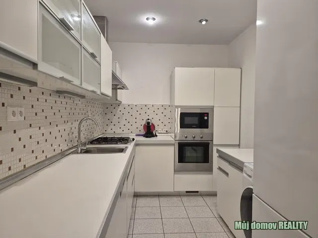 Keuken; keukenapparatuur, tegelvloer, gerenoveerd