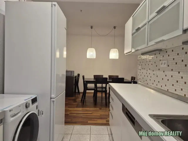 Keuken; keukenapparatuur, tegelvloer