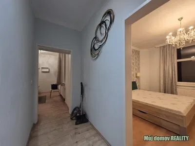 Spavaća soba; drveni pod, prirodna svjetlost, moderan stil