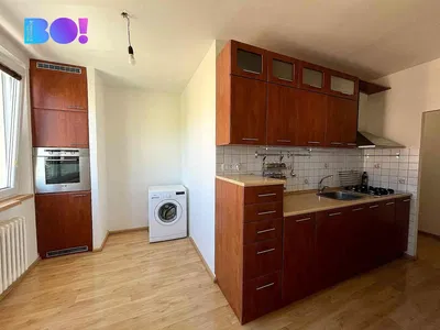 Kuchyně; kuchyňské spotřebiče, dlažba, dřevěná podlaha, po rekonstrukci, přirozené světlo