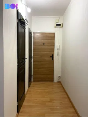 Šatna; dřevěná podlaha, přirozené světlo