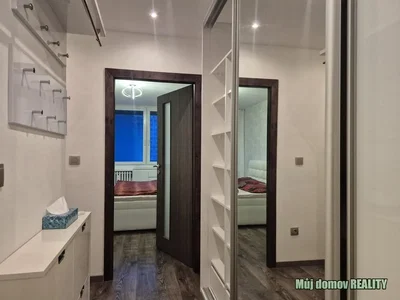 Schlafzimmer; holzboden, tageslicht, moderner stil